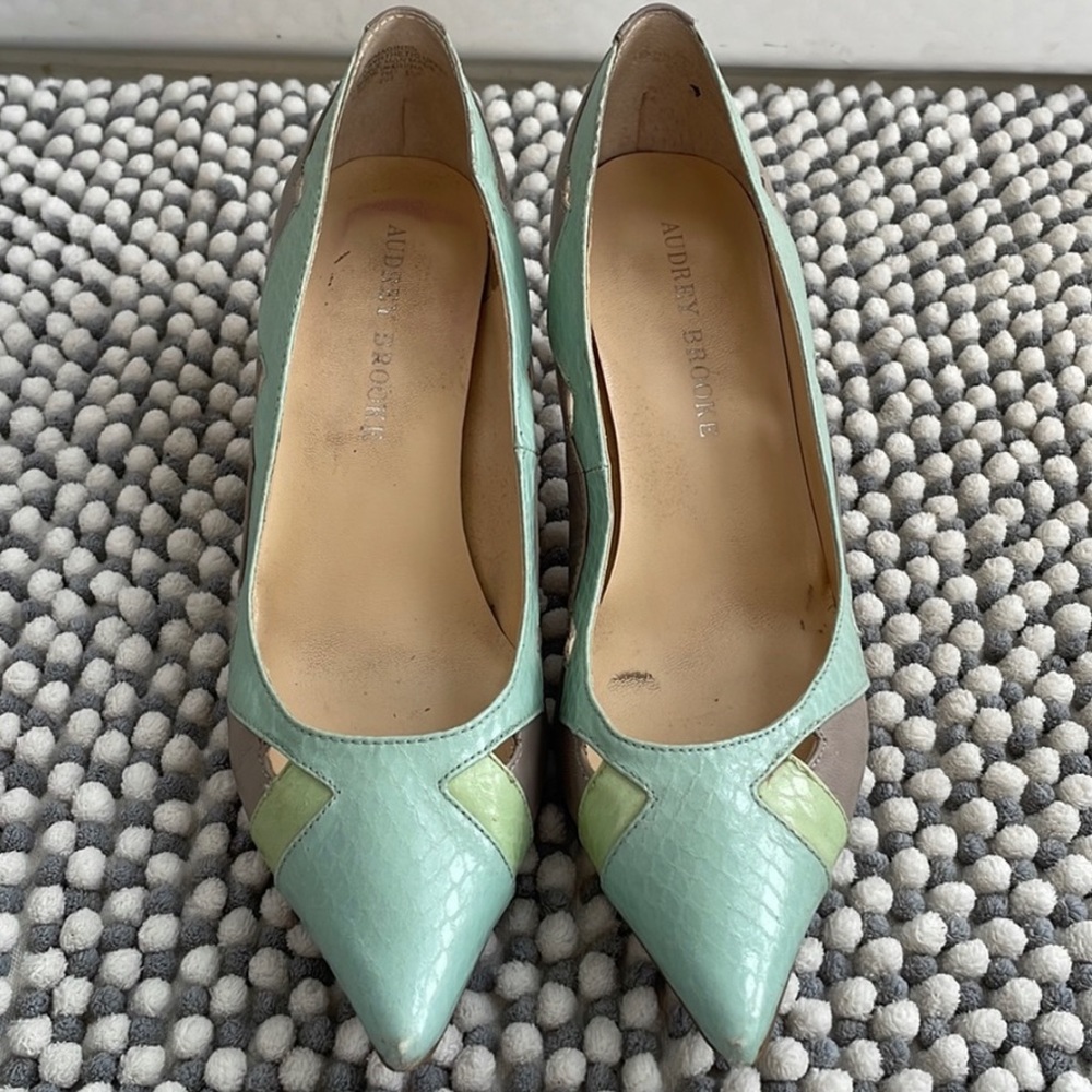 Vintage | 80’s Leather Pumps w/ Cut Outs (Size 7.5)